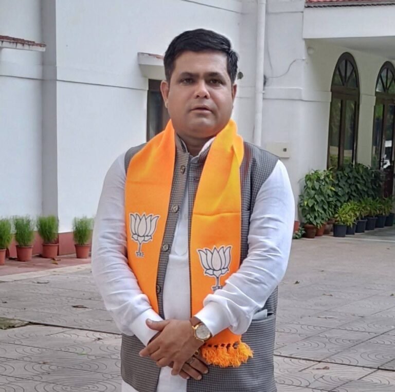 घरघोड़ा भाजपा में सियासी हलचल _ पूर्व प्रदेश अध्यक्ष अल्पसंख्यक मोर्चा शकील अहमद का बगावती सूर ने भाजपा नेताओं की होली उत्सव को किया फिका?